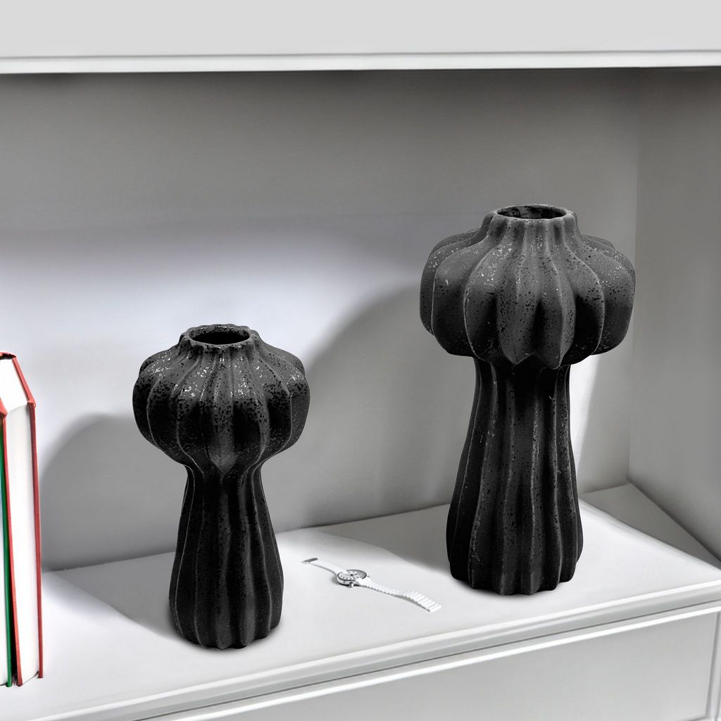 CESE338 BLACK VASES